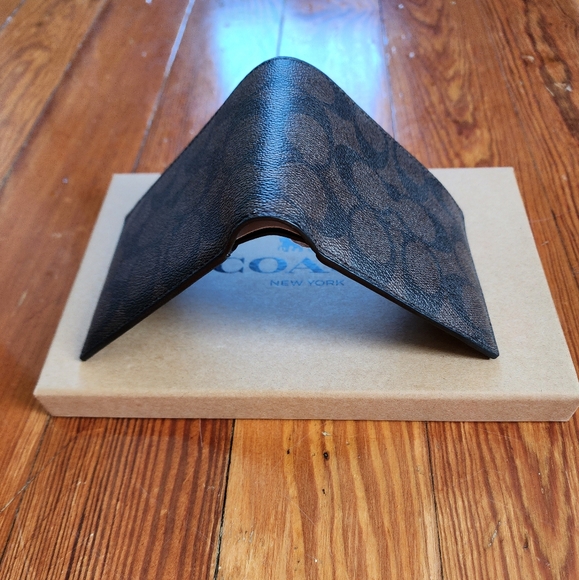 Coach Boxed 3 in 1 wallet gift set! - Picture 3 of 6